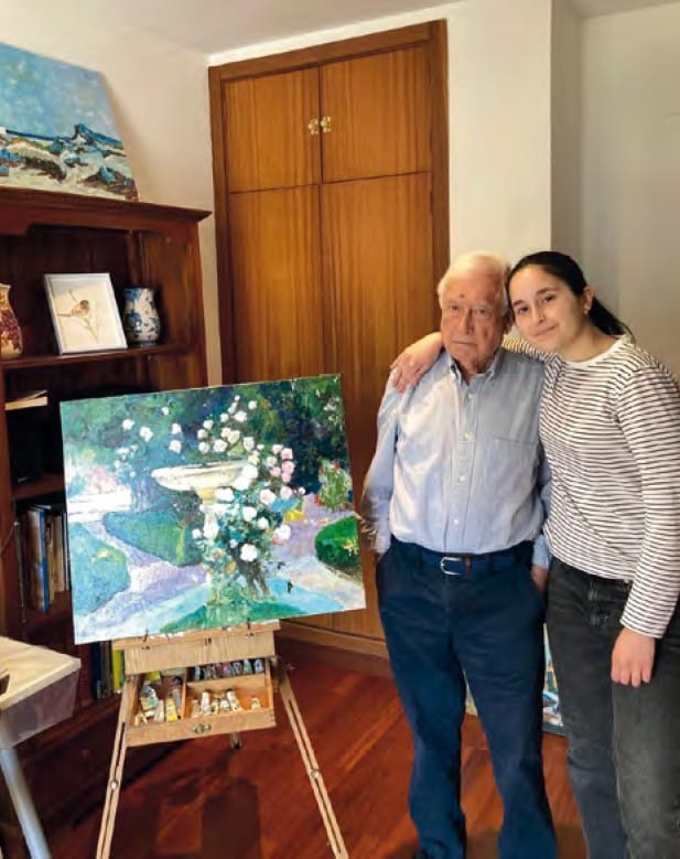 Gonzalo Gómez Luzón con su nieta Victoria en su estudio de pintura