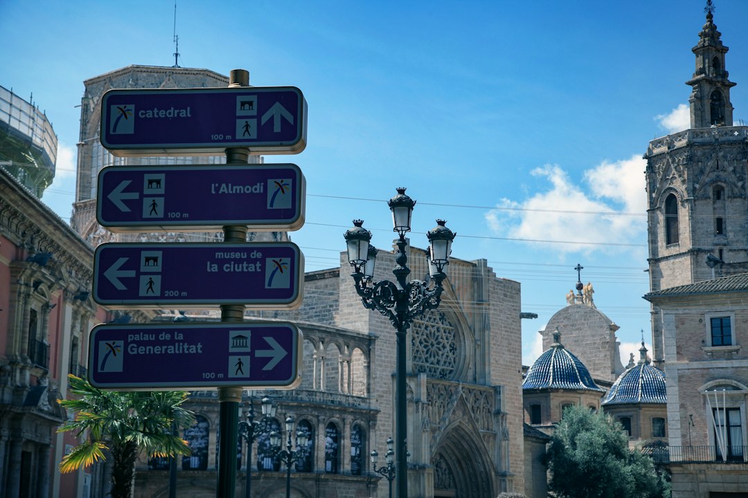 Centre historique de Valence avec la cathédrale, où le contribuable devient résident fiscal espagnol après son départ de Belgique
